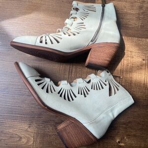 Veracruz Women's Cutout Leather Ankle Boots - Cream